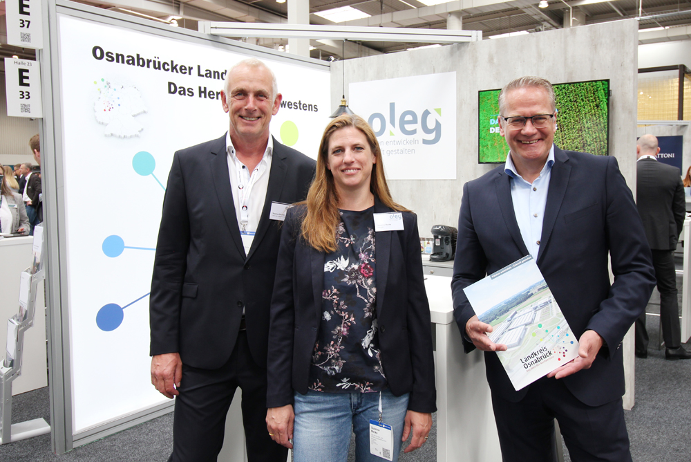 Auch der Leiter des Geschäftsbereichs Landrätin, Frank Rotert (rechts), machte sich vor Ort ein Bild von der Messe und dem Angebot der oleg. Hier zusammen mit oleg-Prokuristin Susanne Menke (Mitte) und dem Unter-nehmensService-Leiter der Wirtschaftsförderung des Landkreises Thomas Serries (links).