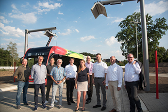 Vertreter vom Landkreis Osnabrück, der oleg, der Gemeinde Belm, der PlaNOS und der Stadtwerke nehmen gemeinsam die neue M4-Buswende in Belm in Betrieb.